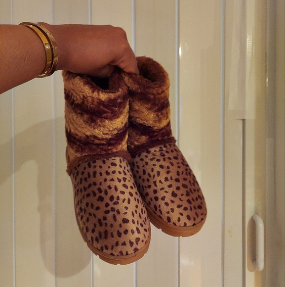 Brown leopard print bear paw style boots - Picture 9 of 9